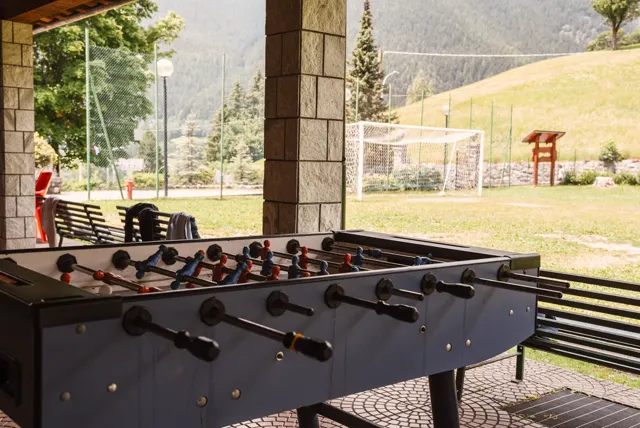 Calcio balilla sotto il porticato