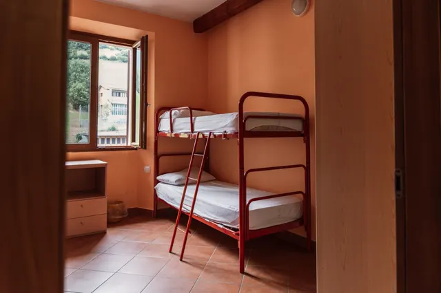 Camera arancio con letto a castello