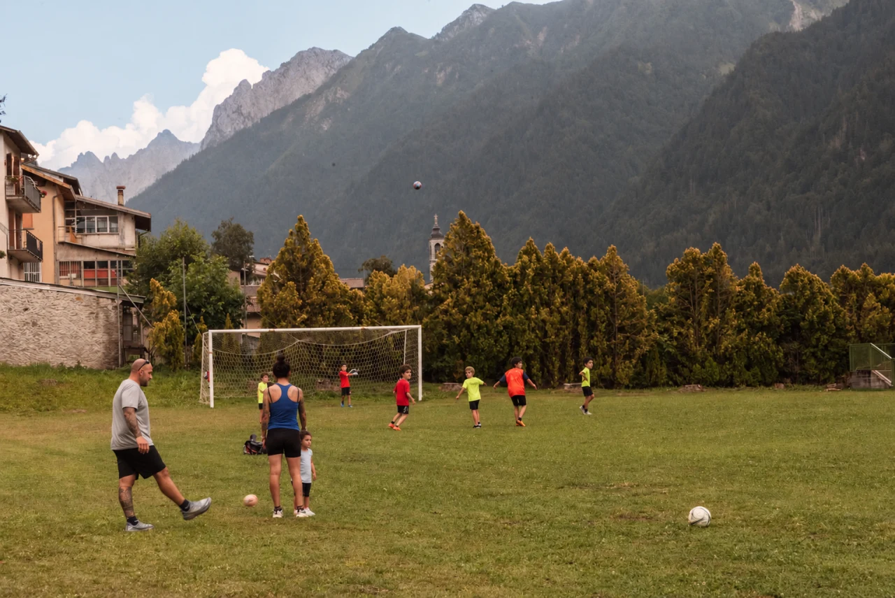 Campo da calcio con vista sulle montagne