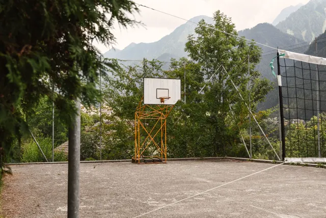 Campo da pallavolo con le montagne sullo sfondo