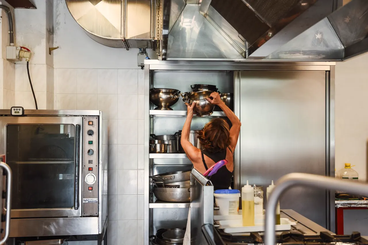 Volontaria al lavoro nella cucina professionale