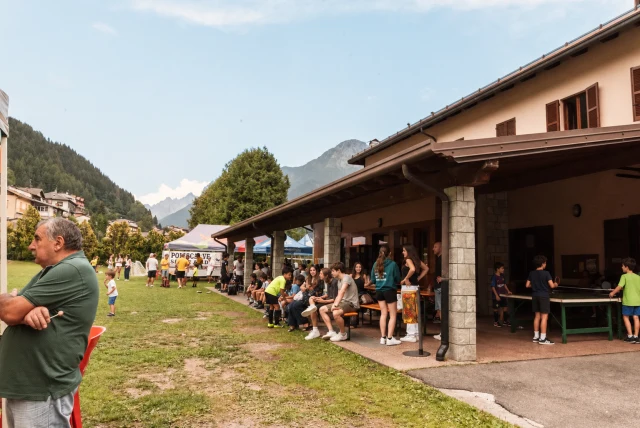 Persone riunite lungo il porticato