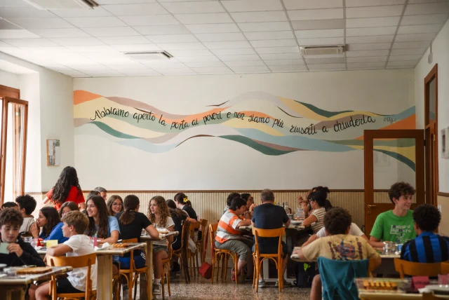 Un gruppo riunito a pranzo