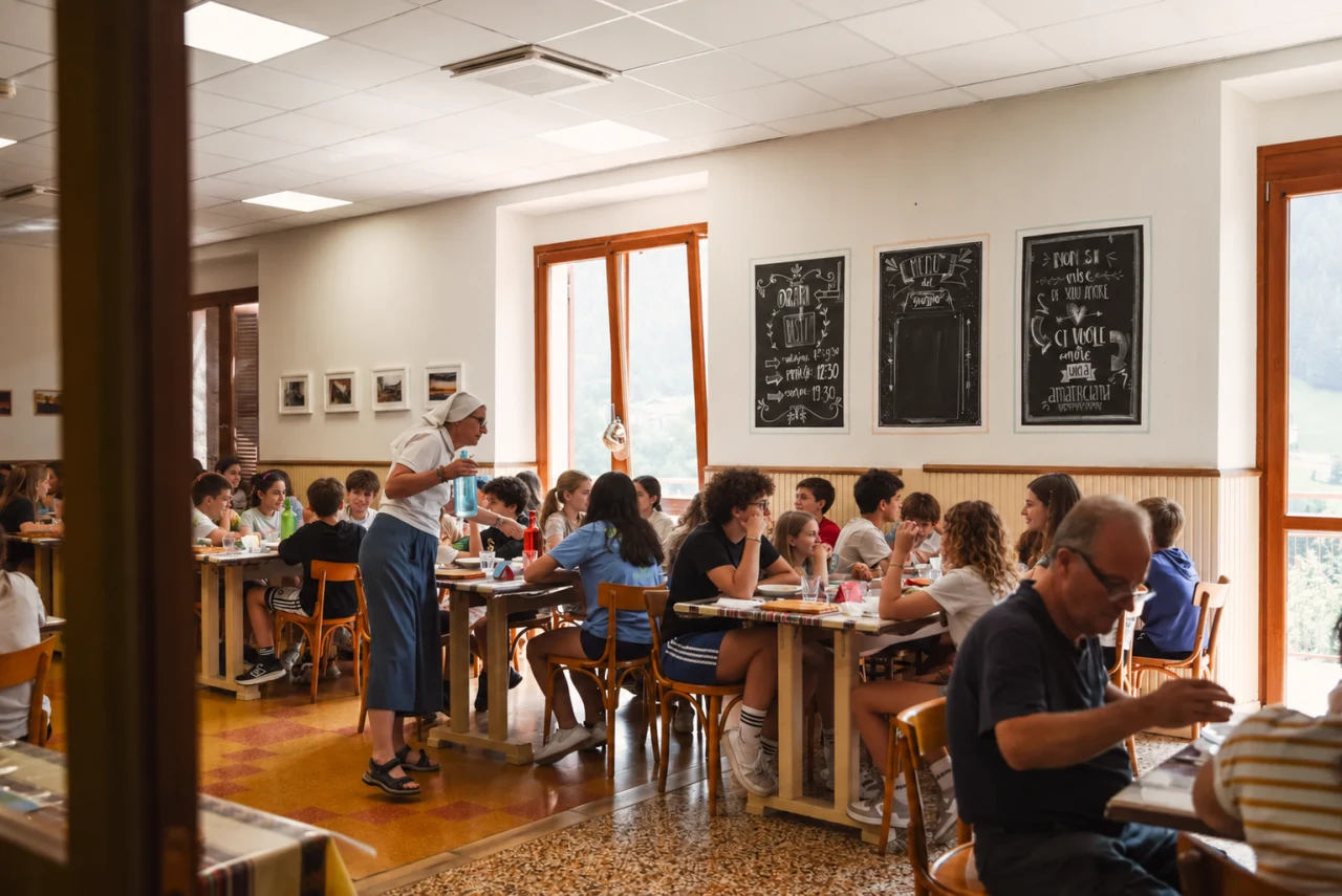 Ospiti riuniti nella grande sala da pranzo