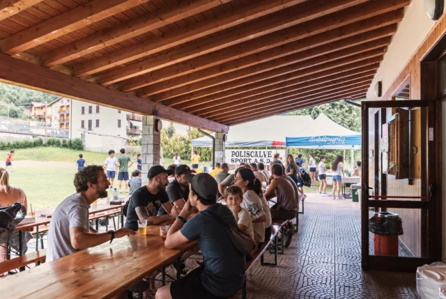 Persone a tavola sotto la tettoia