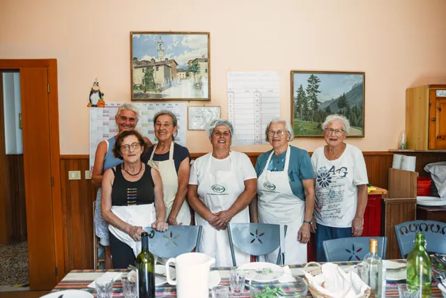 Gruppo di volontarie nella sala da pranzo