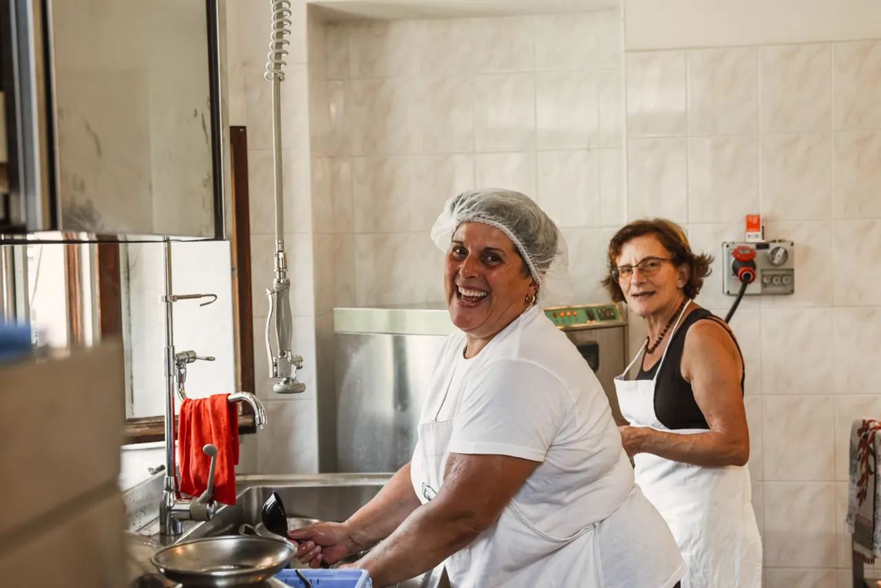 Due volontarie al lavoro nella cucina della casa
